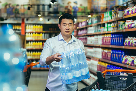 一名陷入危机的亚洲男子在超市买水的肖像
