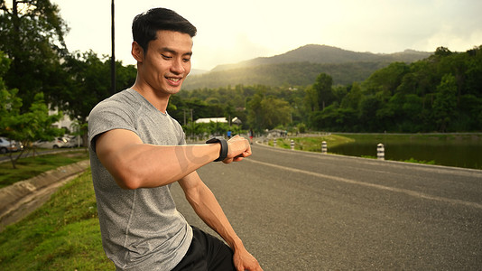 运动员在智能手表上休息和检查健身结果。