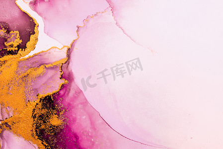 艺术水彩水墨摄影照片_纸上大理石液体水墨艺术画的粉红金抽象背景。