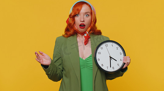不许迟到摄影照片_红发女人焦虑地检查时间、上班迟到、延误、截止日期