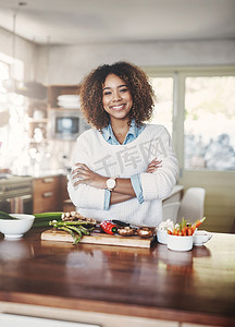 在家享受健康、烹饪和健康的生活方式，与一个快乐的女人一起开始减肥之旅。
