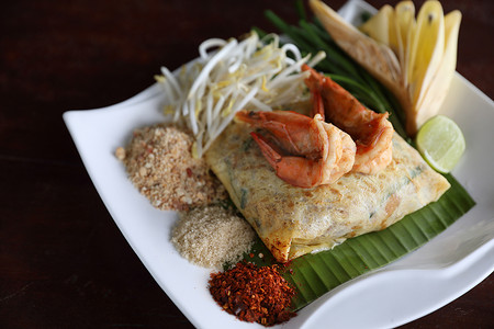 豆腐摄影照片_当地的泰国食品泰式虾炒面