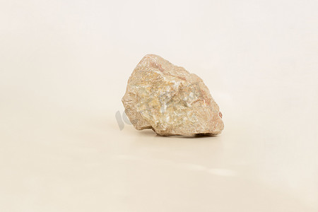 浅色石质平台，用于米色背景的产品、化妆品、奶油或香水。