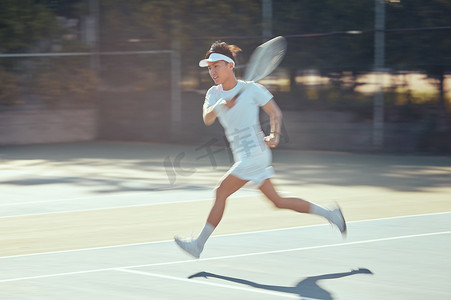 网球运动亚洲男子在网球场训练、锻炼和锻炼以实现比赛或比赛有氧运动目标。