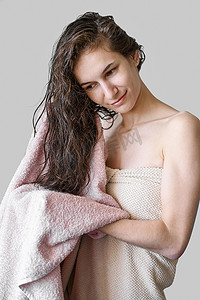 用毛巾擦干头发的肖像女人