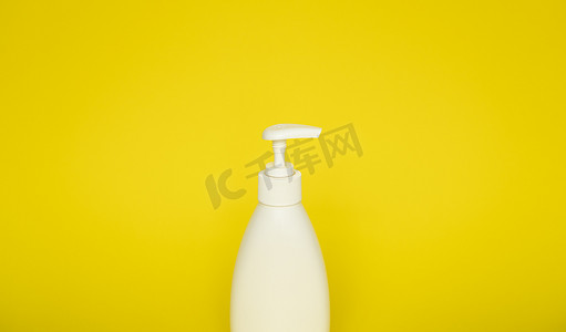 包装设计样机摄影照片_黄色背景凝胶、乳液、奶油、洗发水、沐浴泡沫的液体容器。