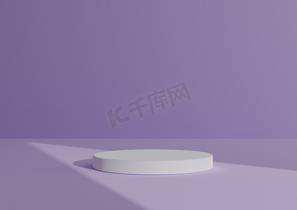 简单、最小的 3D 渲染组合，带有一个白色圆柱体讲台或站在抽象阴影柔和的紫色背景上，用于产品展示三角形光指向产品