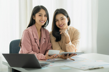 亚洲女商人和会计师在数字平板电脑上检查数据文档以调查腐败账户的肖像。