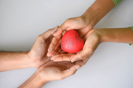 捐赠者摄影照片_心脏捐赠者对心脏病患者伸出援助之手的特写。