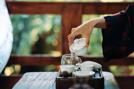 冲泡茶的过程。