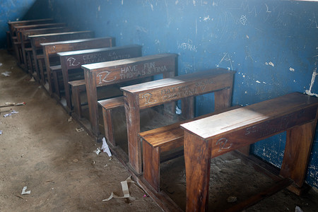 坦桑尼亚的贫困学校教室里写着支持者孩子的名字