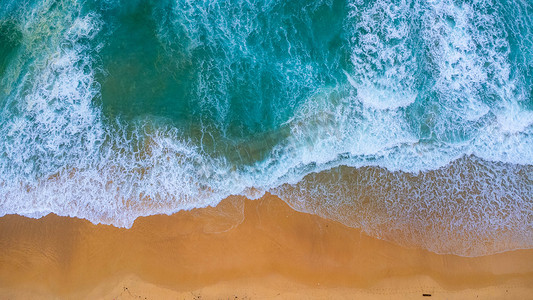 圆圆地海浪摄影照片_美丽的海浪和热带岛屿的白色沙滩。