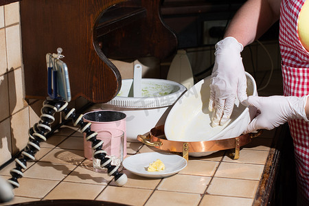 女人一步步煮菠菜松饼，在烤盘里制作法式衬衫