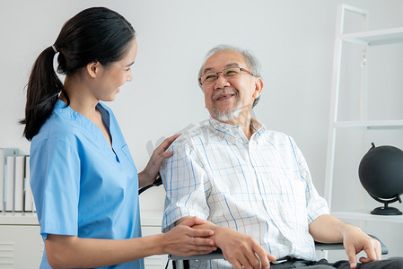 快乐积极的亚洲护士提供支持和感动心满意足的老人。