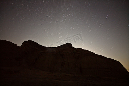 径摄影照片_风景秀丽的萨斯喀彻温省比尤特城堡上空的星轨