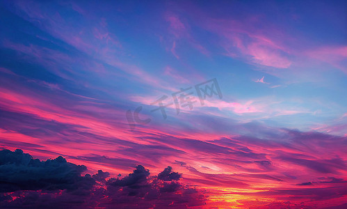 夕阳西下时，美丽的粉红色和紫色天空和夜晚的云彩。