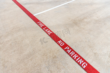 消防车道停车场柏油路无停车标志，拖车区，道路涂有红色消防车道，禁止停车。