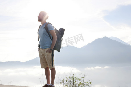 背着背包的徒步旅行者享受印度尼西亚巴杜尔火山