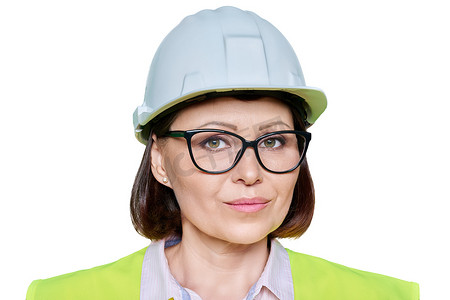 女性职业照摄影照片_白色隔离背景中戴防护安全帽和背心的女产业工人