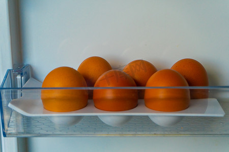 冰箱里的棕色鸡蛋。 