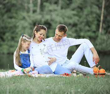 家庭幸福的概念-怀孕的母亲和快乐的父亲