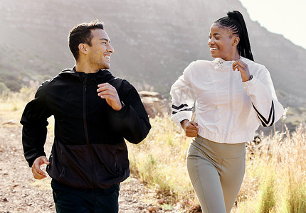 情侣、跑步和登山，在大自然中徒步旅行、训练或健康旅行，并带着微笑的表情。