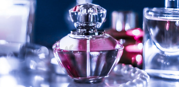 夜间魅力梳妆台上的香水瓶和复古香水、珍珠首饰和香水作为节日礼物、奢华美容品牌礼物