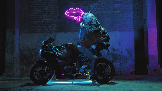 一个恋爱中的女孩和一个男人坐在超级运动摩托车上，在霓虹灯的背景下调情和拥抱