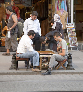 路人摄影照片_伊斯坦布尔人行道上的男子双陆棋