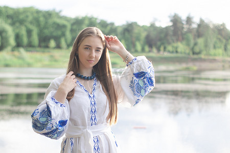 穿着蓝色民族传统刺绣衬衫的年轻女子的肖像。
