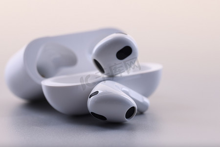 白色电子蓝牙耳机和白色背景的技术案例