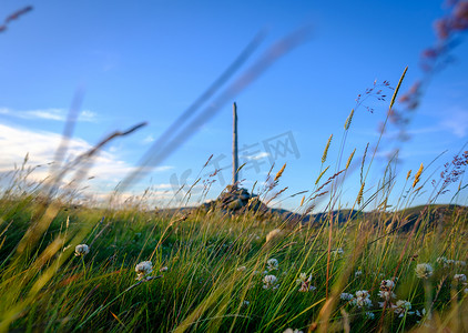 前景有草的苏格兰山顶石标