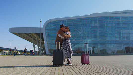 老夫老妻退休游客长时间分离后在机场航站楼重聚
