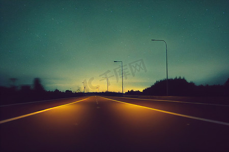 拐弯摄影照片_夜间汽车，3D 插图中显示车头灯在拐弯处行驶的镜头
