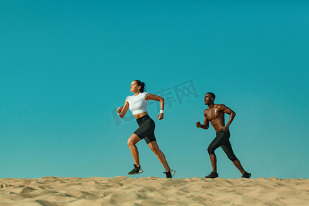 两名运动员男女，适合在天空背景下奔跑的运动员。