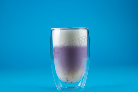 蓝色背景上的紫色枸杞抹茶。