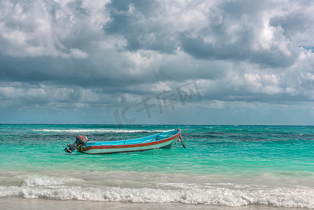 儿童天安门摄影照片_阳光明媚的日子里，加勒比海的小船。
