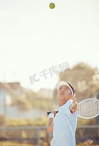 冠军季奖牌摄影照片_网球场、人和发球在空中进行运动员冠军练习动作。