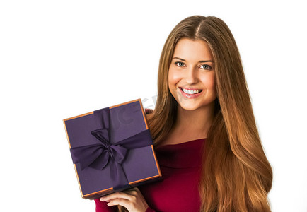 生日、圣诞节或节日礼物，快乐的女人拿着紫色礼物或豪华美容盒订阅交付，隔离在白色背景中