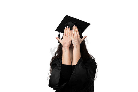拥有硕士学位的研究生女孩，穿着黑色毕业长袍，戴着白色背景的帽子。