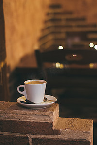 咖啡热咖啡摄影照片_咖啡馆桌子上的一杯热咖啡。