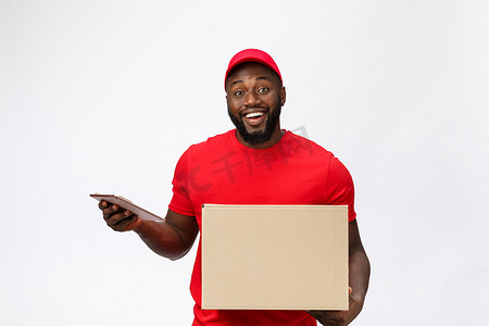交付概念-英俊的非洲裔美国送货员或快递员的肖像，显示要签署的确认文件表格。