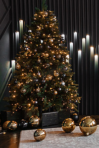 平安夜设计摄影照片_圣诞节室内有美丽的圣诞树、沙发、灯泡和深色背景。