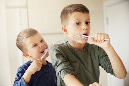 男孩刷牙牙科牙刷日常习惯常规儿童卫生保健兄弟刷浴室