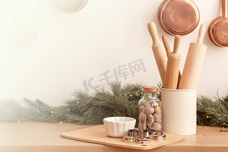 厨房烘焙工具摄影照片_圣诞烘焙复制空间的烘焙工具