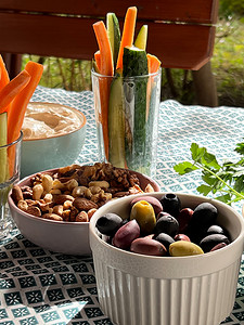橄榄、坚果和蔬菜放在铺好的桌子上