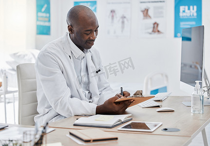医生在医院办公室按计划、计划日期或诊断报告的医疗记录工作。