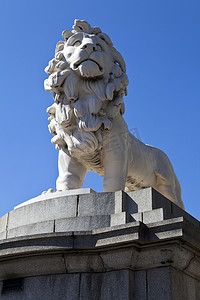 威斯敏斯特桥上的科德石狮