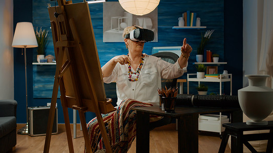 资深艺术家使用 VR 眼镜和增强现实来绘制花瓶