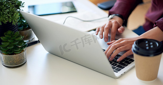 日系文案摄影照片_笔记本电脑、办公室和商务女性手在键盘上打字，用于电子邮件、互联网搜索或营销或社交媒体管理中的文案写作。